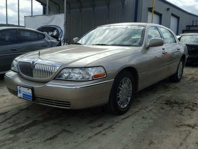 1LNHM82V46Y625313 - 2006 LINCOLN TOWN CAR S GOLD photo 2