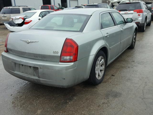 2C3JA53G35H131339 - 2005 CHRYSLER 300 TOURIN SILVER photo 4