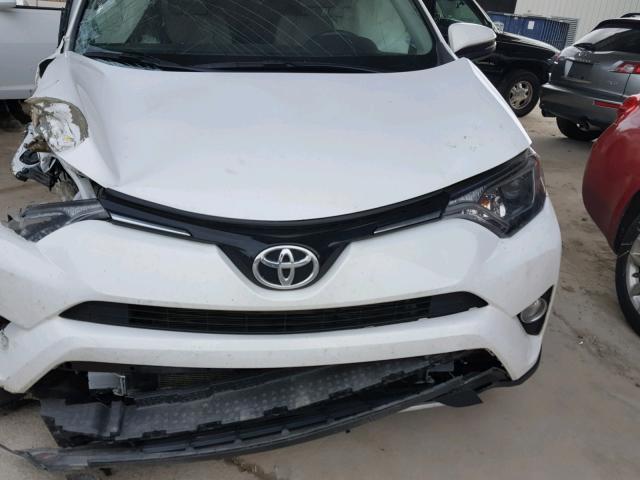 2T3RFREVXGW534854 - 2016 TOYOTA RAV4 XLE WHITE photo 7