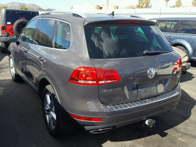 WVGEP9BP6DD000613 - 2013 VOLKSWAGEN TOUAREG V6 GRAY photo 3