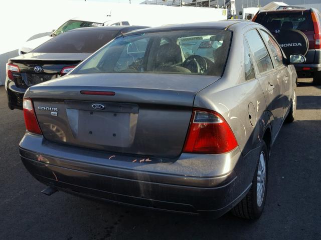 1FAHP34N97W327872 - 2007 FORD FOCUS ZX4 GRAY photo 4