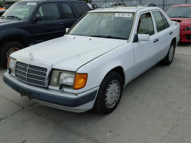 WDBEA32E3PB980687 - 1993 MERCEDES-BENZ 300 E WHITE photo 2