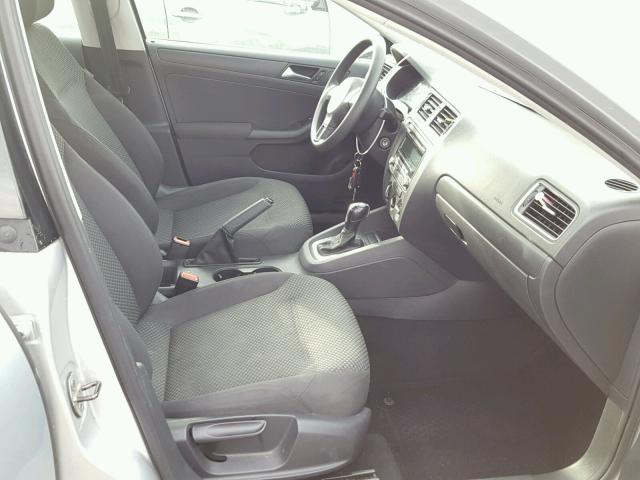 3VW2K7AJ2CM385305 - 2012 VOLKSWAGEN JETTA BASE ვერცხლისფერი ფოტო 5