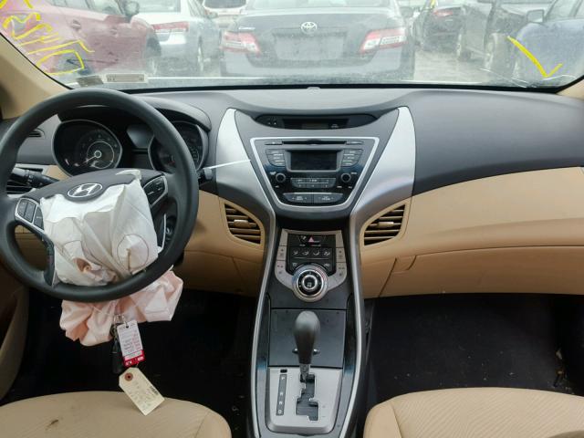 5NPDH4AEXDH269787 - 2013 HYUNDAI ELANTRA GL WHITE photo 9