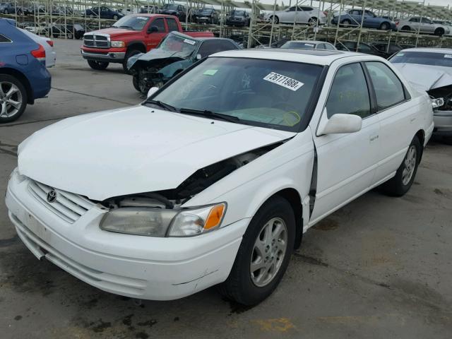 JT2BF28K5X0180149 - 1999 TOYOTA CAMRY LE WHITE photo 2