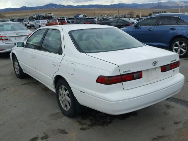 JT2BF28K5X0180149 - 1999 TOYOTA CAMRY LE WHITE photo 3