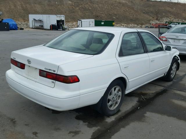 JT2BF28K5X0180149 - 1999 TOYOTA CAMRY LE WHITE photo 4