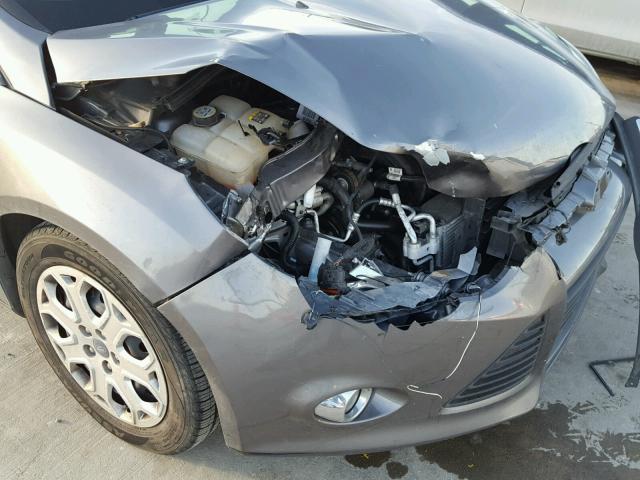 1FAHP3F25CL259648 - 2012 FORD FOCUS SE GRAY photo 9