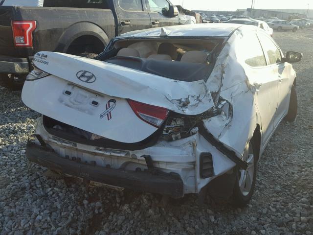 5NPDH4AE8DH359469 - 2013 HYUNDAI ELANTRA GL WHITE photo 4