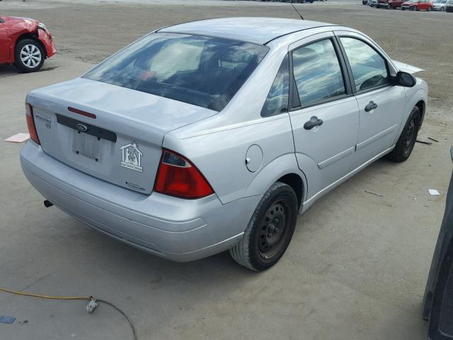 1FAFP34N57W256404 - 2007 FORD FOCUS ZX4 SILVER photo 4