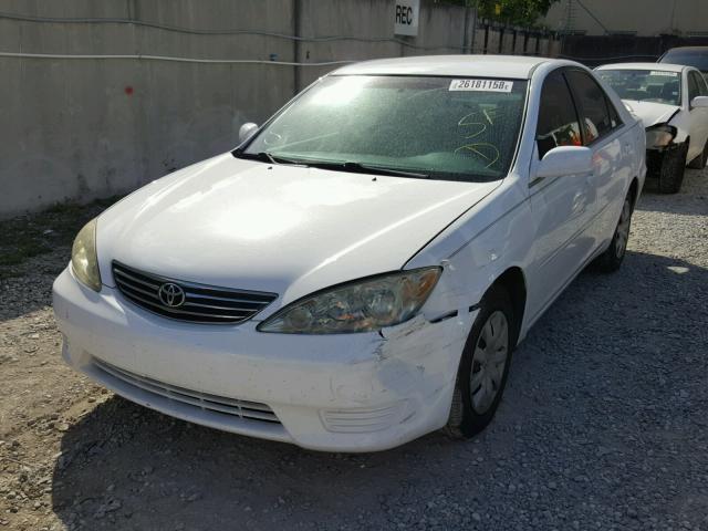 4T1BE30K45U013102 - 2005 TOYOTA CAMRY LE WHITE photo 2