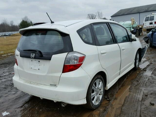 JHMGE8H5XBC000506 - 2011 HONDA FIT SPORT WHITE photo 4