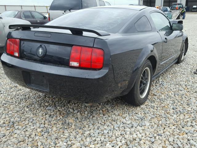 1ZVFT80N255253694 - 2005 FORD MUSTANG BLACK photo 4