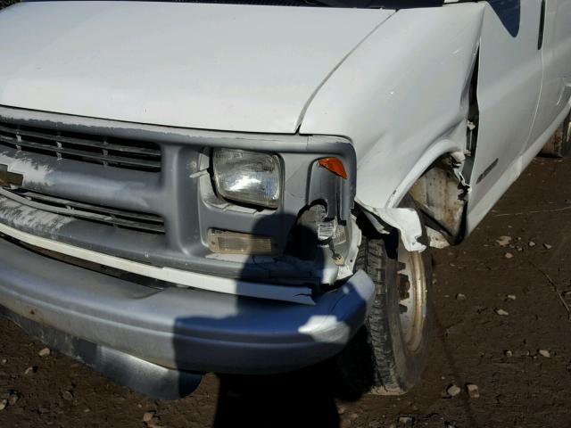 1GCGG25R311102451 - 2001 CHEVROLET EXPRESS G2 WHITE photo 9