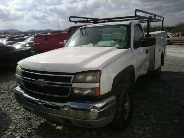 1GBHC24U67E159027 - 2007 CHEVROLET SILVERADO WHITE photo 2