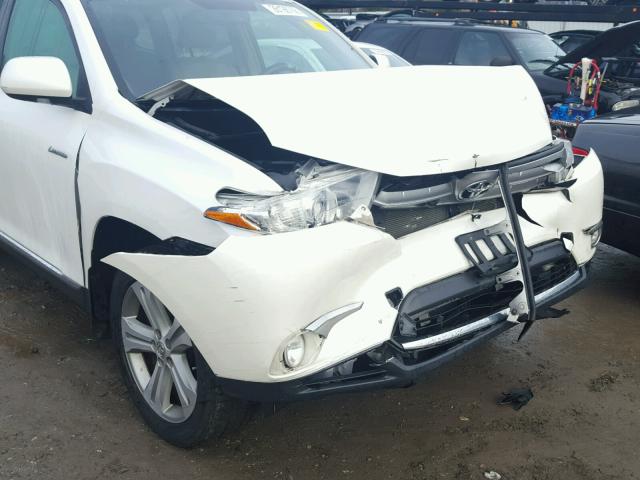 5TDDK3EH0DS233682 - 2013 TOYOTA HIGHLANDER WHITE photo 9