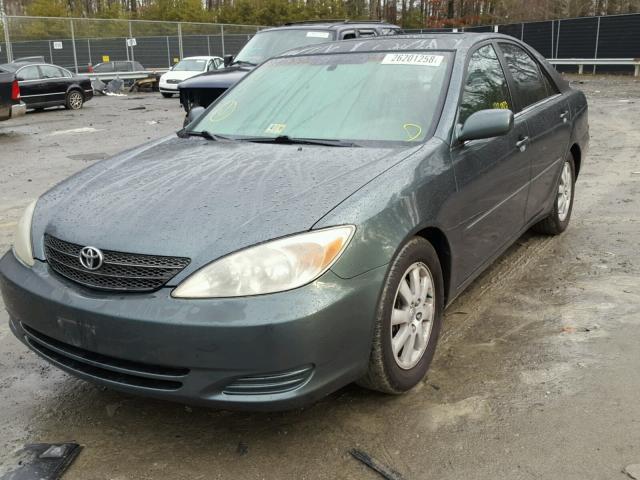 4T1BF30K52U527503 - 2002 TOYOTA CAMRY LE GREEN photo 2