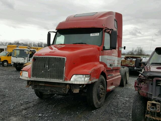 4V4ND4RJ6YN787942 - 2000 VOLVO VN RED photo 2