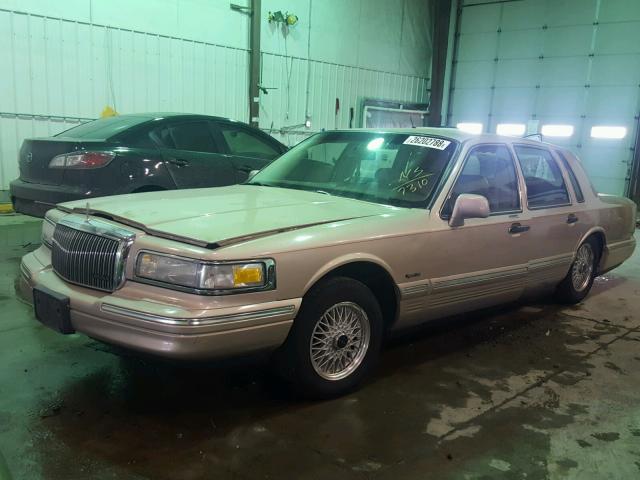 1LNLM82W4VY697310 - 1997 LINCOLN TOWN CAR GOLD photo 2