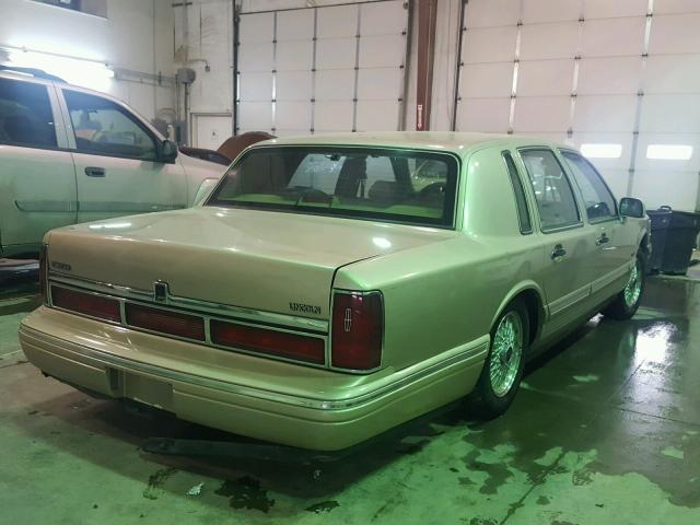 1LNLM82W4VY697310 - 1997 LINCOLN TOWN CAR GOLD photo 4