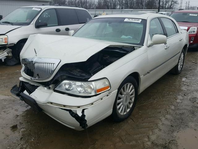 1LNHM82W35Y647052 - 2005 LINCOLN TOWN CAR S WHITE photo 2