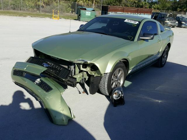 1ZVFT80N155144465 - 2005 FORD MUSTANG GREEN photo 2