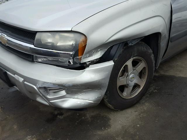 1GNDS13S552221725 - 2005 CHEVROLET TRAILBLAZE SILVER photo 9