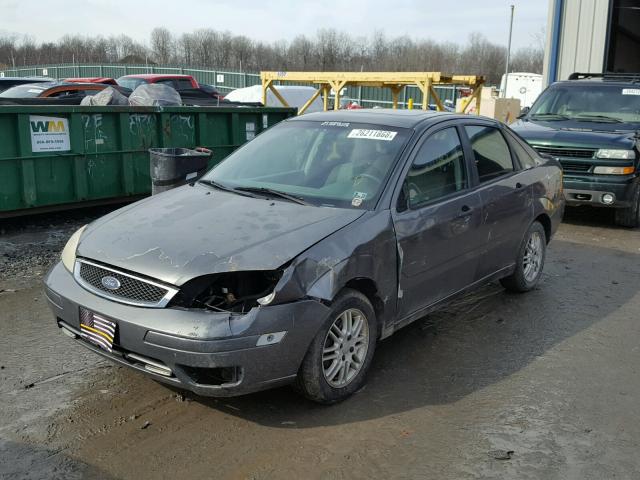 1FAFP34N25W144513 - 2005 FORD FOCUS ZX4 GRAY photo 2