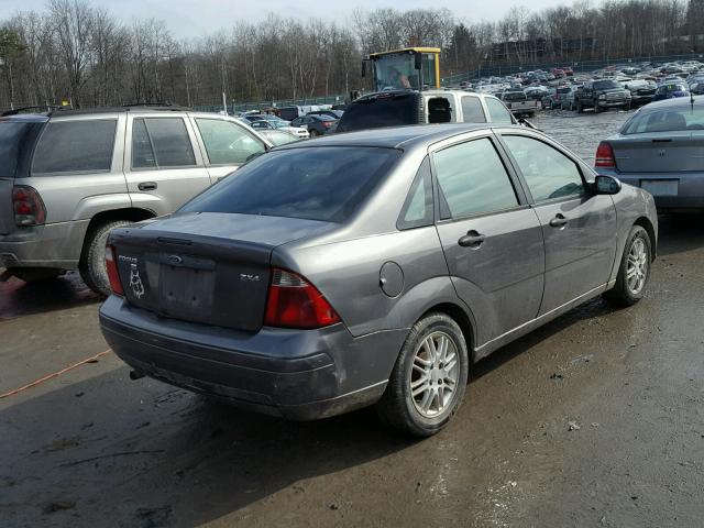 1FAFP34N25W144513 - 2005 FORD FOCUS ZX4 GRAY photo 4