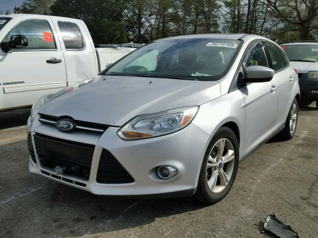 1FAHP3K20CL260907 - 2012 FORD FOCUS SE SILVER photo 2