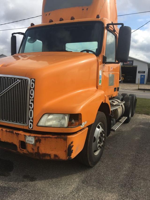 4V4MD2RF3YN231227 - 2000 VOLVO VN ORANGE photo 2