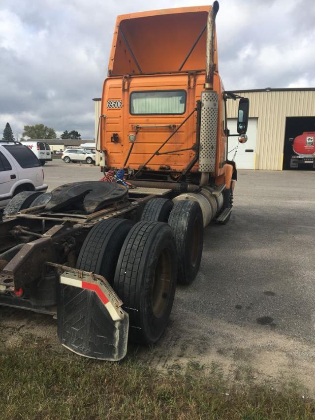 4V4MD2RF3YN231227 - 2000 VOLVO VN ORANGE photo 3