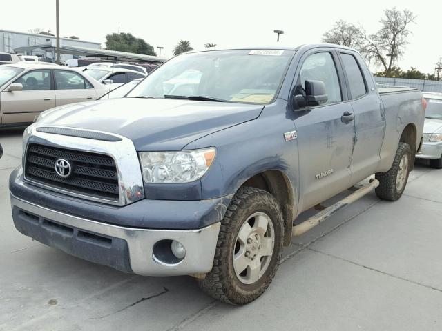 5TFBV54128X075554 - 2008 TOYOTA TUNDRA DOU GRAY photo 2