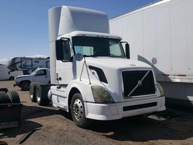 4V4NC9GHX6N426727 - 2006 VOLVO VN VNL WHITE photo 1