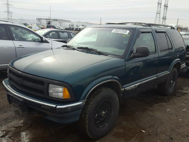 1GNDT13W8V2172715 - 1997 CHEVROLET BLAZER GREEN photo 2