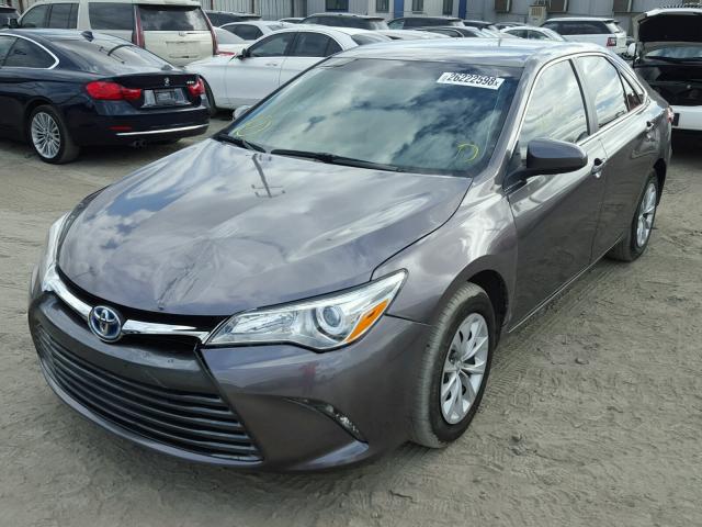 4T1BD1FKXGU180033 - 2016 TOYOTA CAMRY HYBR GRAY photo 2