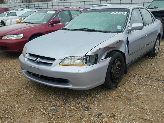 1HGCG5644WA100042 - 1998 HONDA ACCORD LX SILVER photo 2