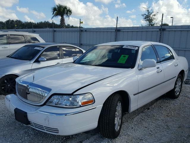 2LNHM82V99X612514 - 2009 LINCOLN TOWN CAR S WHITE photo 2