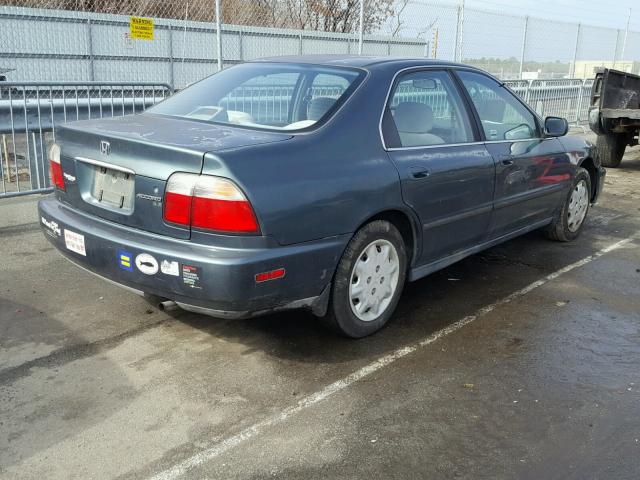 1HGCD5638VA275540 - 1997 HONDA ACCORD LX GREEN photo 4