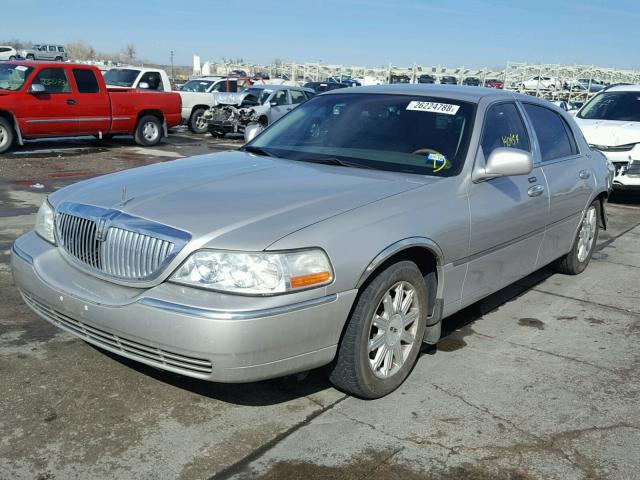 1LNHM82W86Y604201 - 2006 LINCOLN TOWN CAR S SILVER photo 2