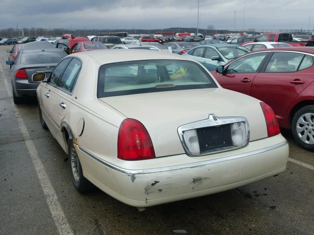 1LNHM83W7XY655379 - 1999 LINCOLN TOWN CAR C BEIGE photo 3