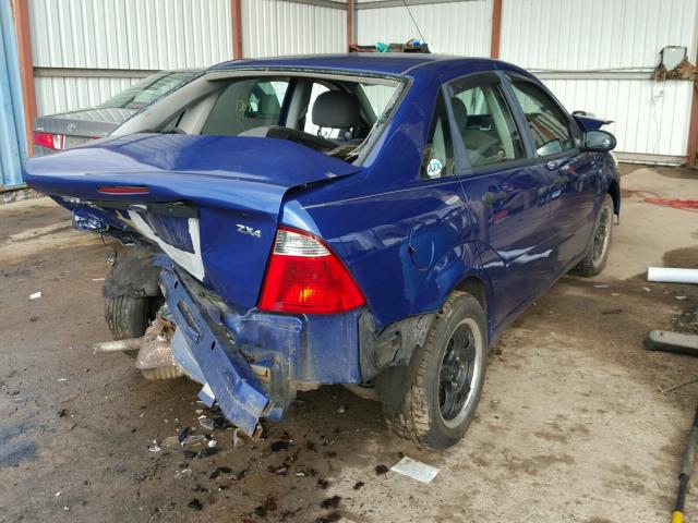 1FAHP34N76W116832 - 2006 FORD FOCUS ZX4 BLUE photo 4