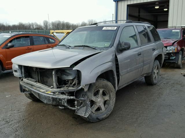 1GNDT13S952284047 - 2005 CHEVROLET TRAILBLAZE GRAY photo 2