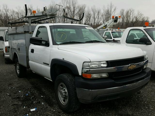 1GBHC24U52Z224189 - 2002 CHEVROLET SILVERADO WHITE photo 1