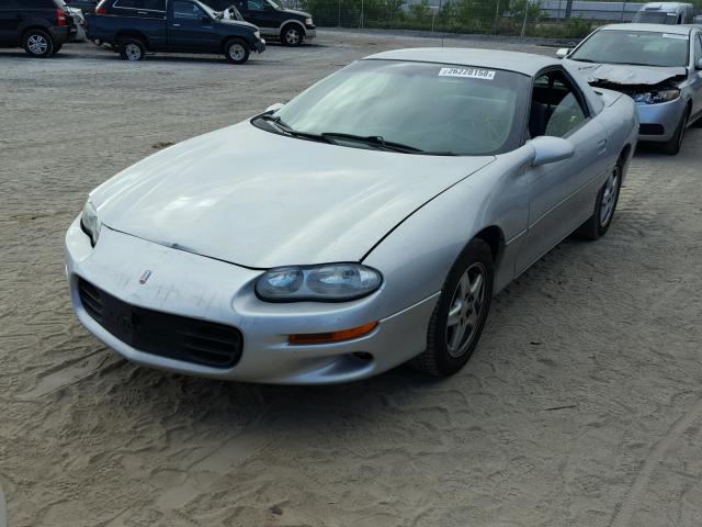 2G1FP22K0W2127377 - 1998 CHEVROLET CAMARO SILVER photo 2