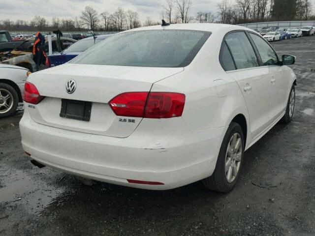 3VWDP7AJ9DM353558 - 2013 VOLKSWAGEN JETTA SE WHITE photo 4