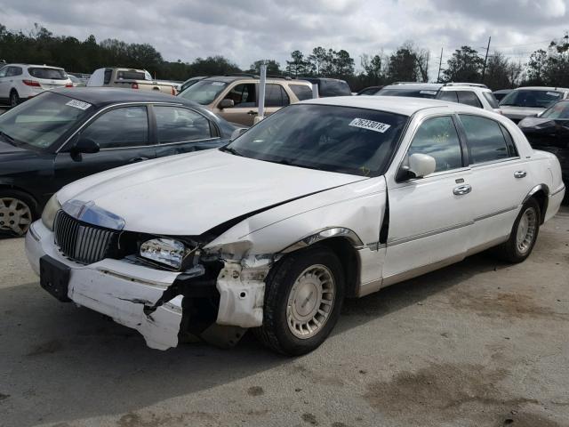 1LNHM81W3XY706041 - 1999 LINCOLN TOWN CAR E WHITE photo 2