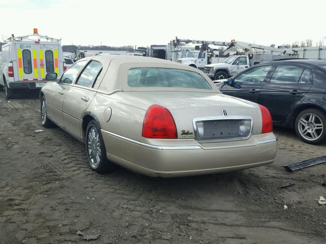 2LNHM82VX9X632934 - 2009 LINCOLN TOWN CAR S TAN photo 3