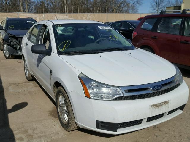 1FAHP35N18W148077 - 2008 FORD FOCUS SE WHITE photo 1