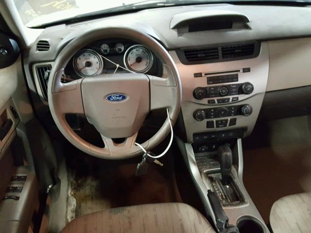 1FAHP35N18W148077 - 2008 FORD FOCUS SE WHITE photo 10